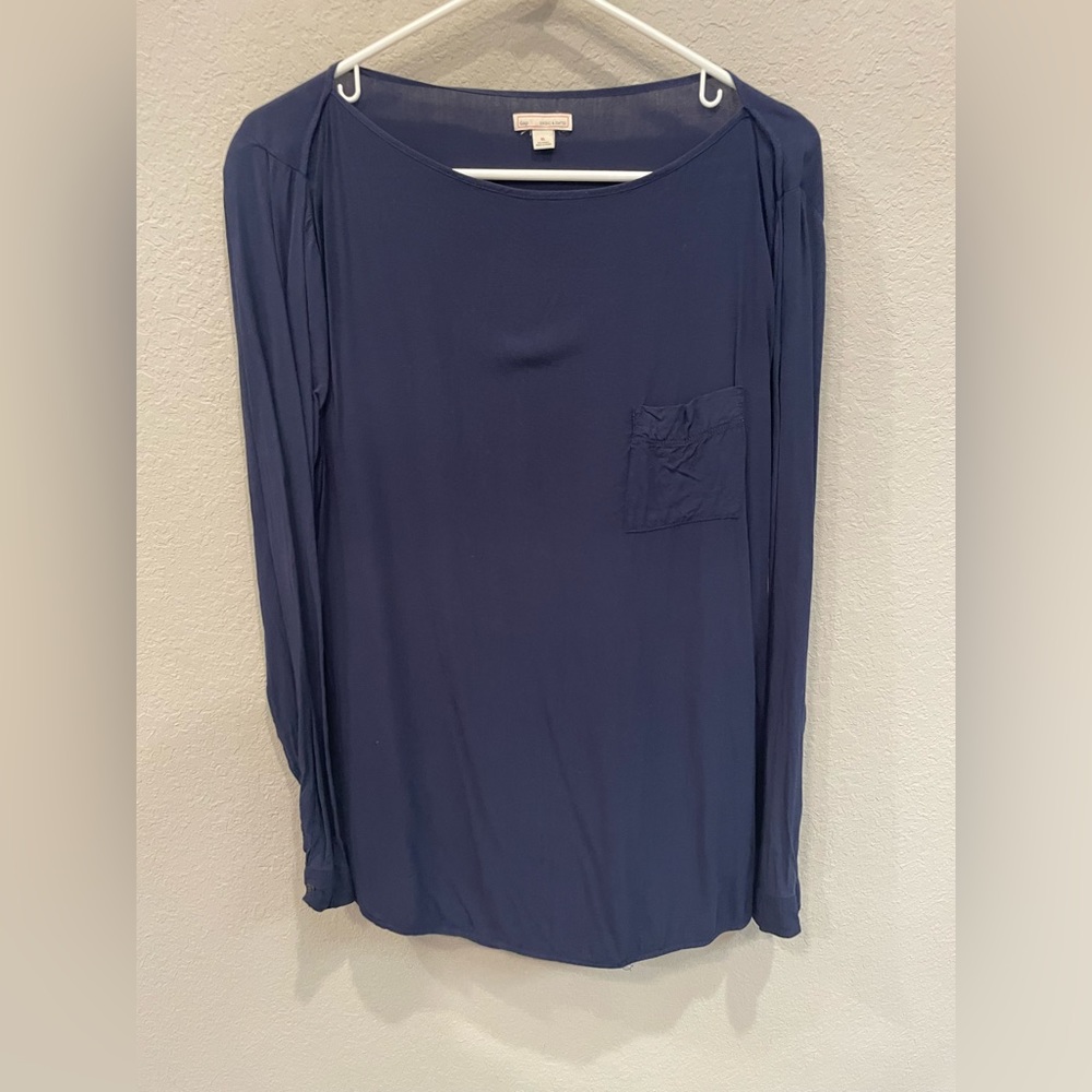 EUC Gap XL navy blue top. Very flattering and comfy.